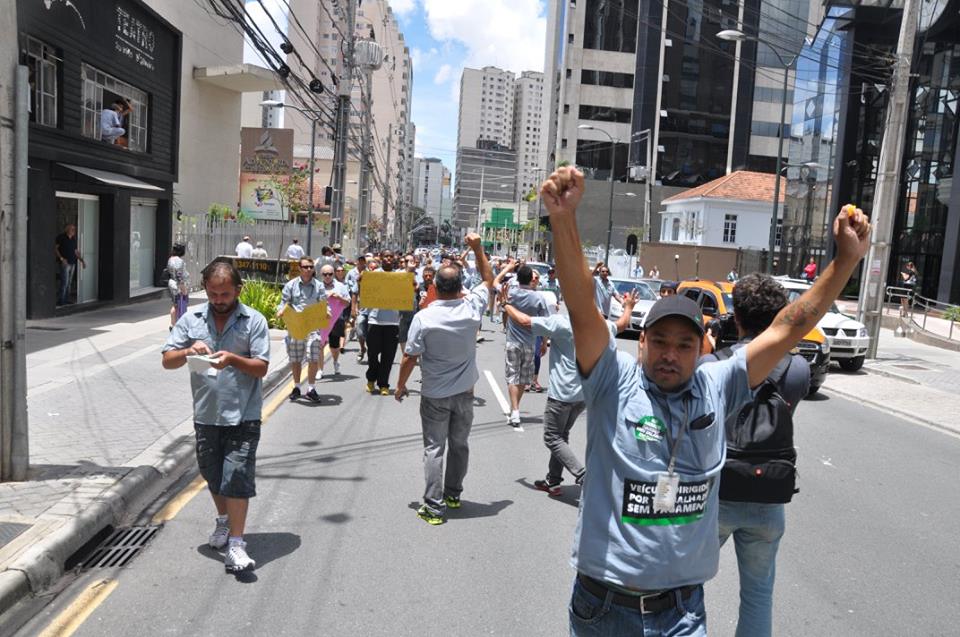 Trabalhadores fecham ruas de Curitiba durante greve histórica.